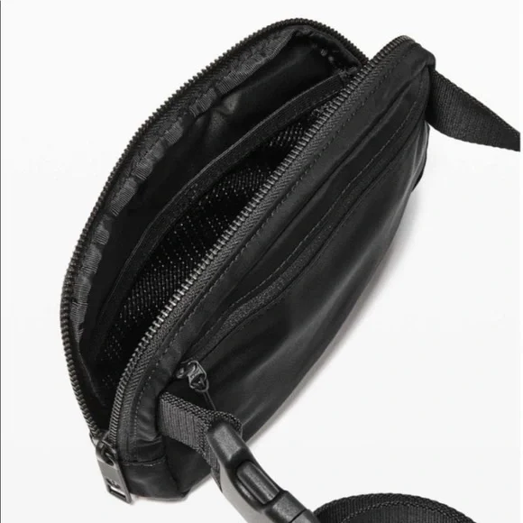 LAST ONE NWT Lululemon Everywhere Belt Bag in matte black Rare - Picture 8 of 10